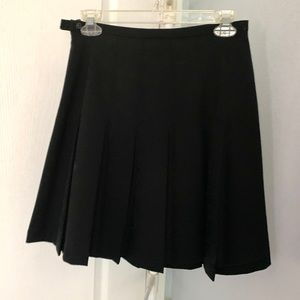 This is an Amanda smith petite pleated skirt. It fits like a women’s medium.